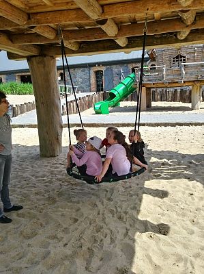 Grafika #4: Wycieczka przedszkolaków do Parku Ewolucji w Sławutówku.