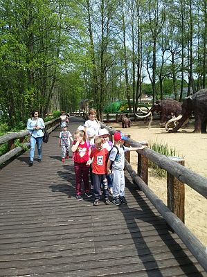 Grafika #9: Wycieczka przedszkolaków do Parku Ewolucji w Sławutówku.