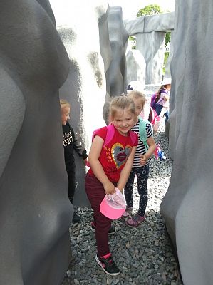 Grafika #20: Wycieczka przedszkolaków do Parku Ewolucji w Sławutówku.