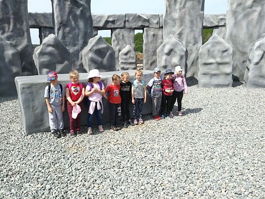 Grafika #21: Wycieczka przedszkolaków do Parku Ewolucji w Sławutówku.