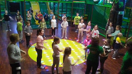 Grafika #4: Wycieczka do Gdyni uczniów klas I-III - sala zabaw "Amazonia".