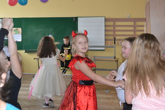 Grafika #13: BAL KARNAWAŁOWY W SZKOLE PODSTAWOWEJ