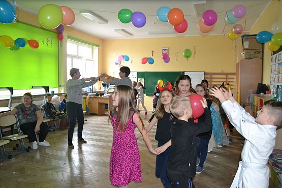 Grafika #28: BAL KARNAWAŁOWY W SZKOLE PODSTAWOWEJ