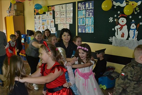 Grafika #40: BAL KARNAWAŁOWY W SZKOLE PODSTAWOWEJ