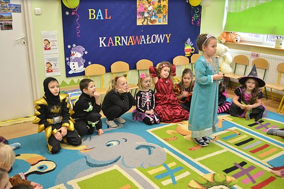 Grafika #1: ,,Dziś w przedszkolu piękny bal, bal wspaniały na sto par (…)