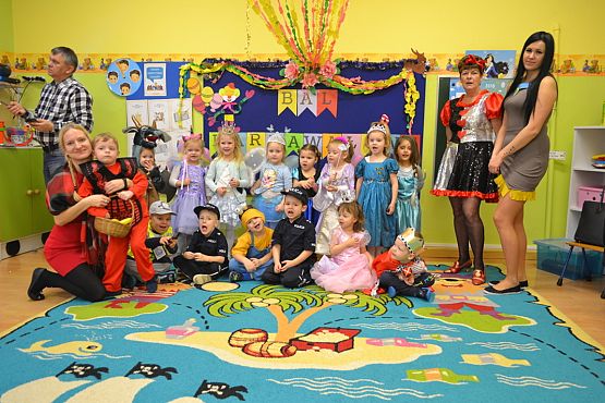 Grafika #4: ,,Dziś w przedszkolu piękny bal, bal wspaniały na sto par (…)