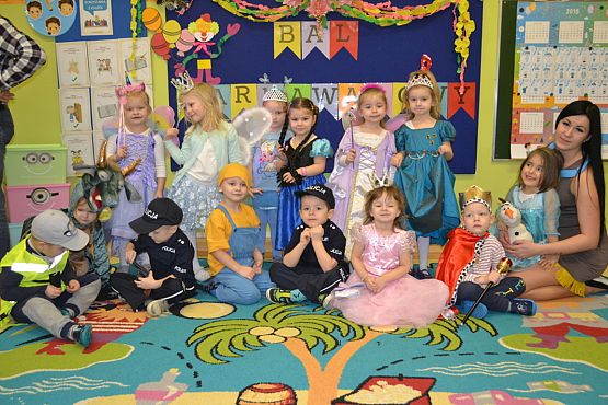 Grafika #6: ,,Dziś w przedszkolu piękny bal, bal wspaniały na sto par (…)