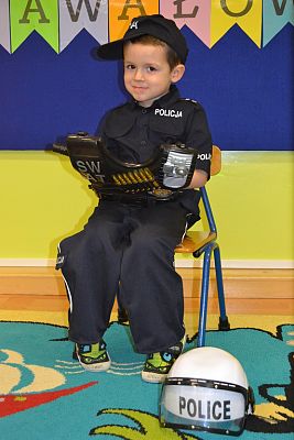 Grafika #11: ,,Dziś w przedszkolu piękny bal, bal wspaniały na sto par (…)