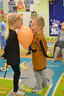 Grafika #22: ,,Dziś w przedszkolu piękny bal, bal wspaniały na sto par (…)