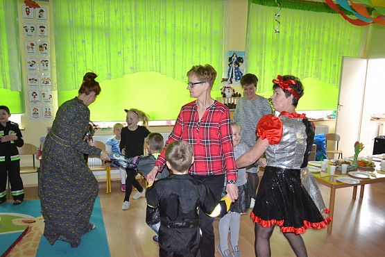 Grafika #30: ,,Dziś w przedszkolu piękny bal, bal wspaniały na sto par (…)