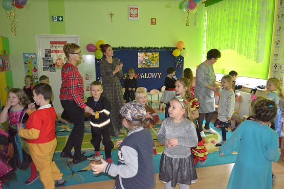 Grafika #34: ,,Dziś w przedszkolu piękny bal, bal wspaniały na sto par (…)