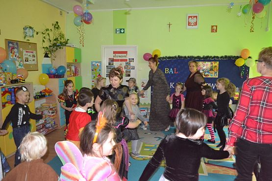 Grafika #40: ,,Dziś w przedszkolu piękny bal, bal wspaniały na sto par (…)