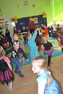 Grafika #46: ,,Dziś w przedszkolu piękny bal, bal wspaniały na sto par (…)