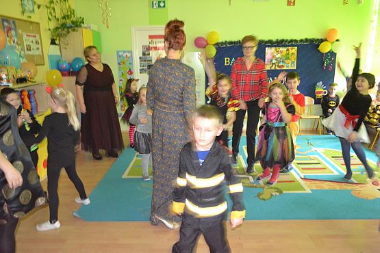 Grafika #48: ,,Dziś w przedszkolu piękny bal, bal wspaniały na sto par (…)