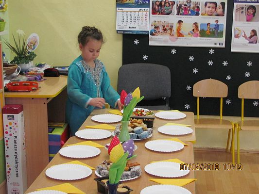 Grafika #72: ,,Dziś w przedszkolu piękny bal, bal wspaniały na sto par (…)