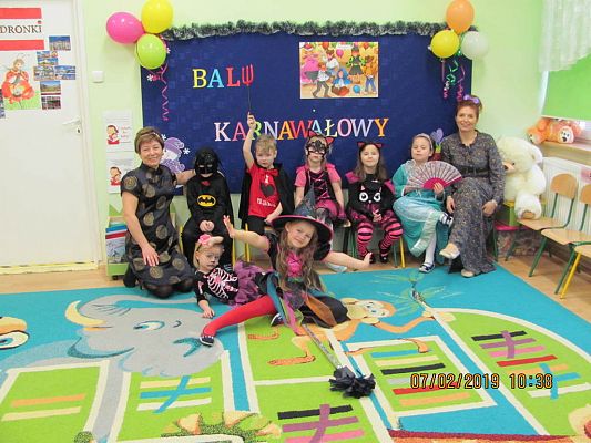 Grafika #74: ,,Dziś w przedszkolu piękny bal, bal wspaniały na sto par (…)