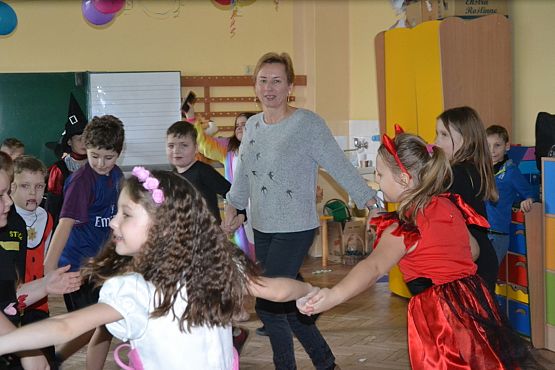 Grafika #5: BAL KARNAWAŁOWY W SZKOLE PODSTAWOWEJ