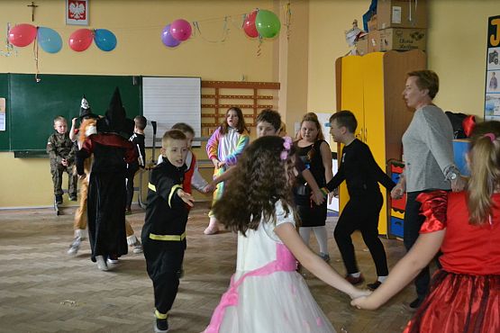 Grafika #6: BAL KARNAWAŁOWY W SZKOLE PODSTAWOWEJ