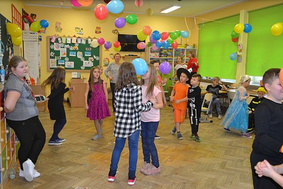 Grafika #33: BAL KARNAWAŁOWY W SZKOLE PODSTAWOWEJ