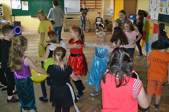 Grafika #42: BAL KARNAWAŁOWY W SZKOLE PODSTAWOWEJ