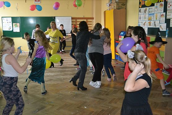 Grafika #43: BAL KARNAWAŁOWY W SZKOLE PODSTAWOWEJ