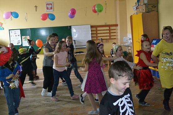 Grafika #44: BAL KARNAWAŁOWY W SZKOLE PODSTAWOWEJ