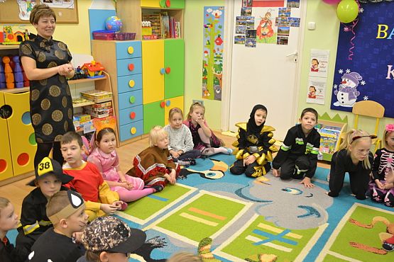 Grafika #2: ,,Dziś w przedszkolu piękny bal, bal wspaniały na sto par (…)