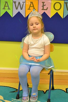 Grafika #7: ,,Dziś w przedszkolu piękny bal, bal wspaniały na sto par (…)