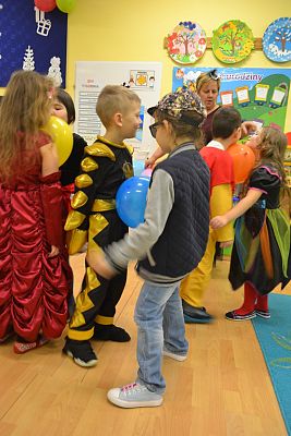 Grafika #24: ,,Dziś w przedszkolu piękny bal, bal wspaniały na sto par (…)