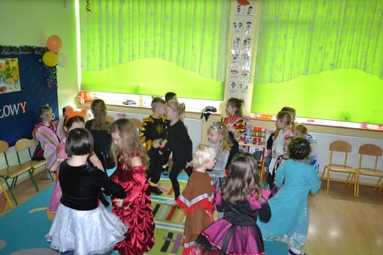 Grafika #27: ,,Dziś w przedszkolu piękny bal, bal wspaniały na sto par (…)