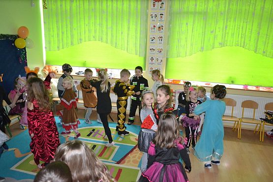 Grafika #28: ,,Dziś w przedszkolu piękny bal, bal wspaniały na sto par (…)