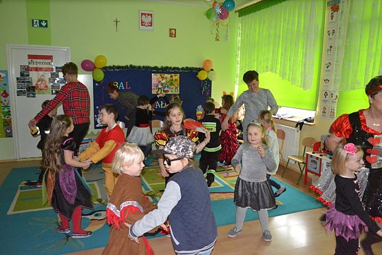 Grafika #33: ,,Dziś w przedszkolu piękny bal, bal wspaniały na sto par (…)