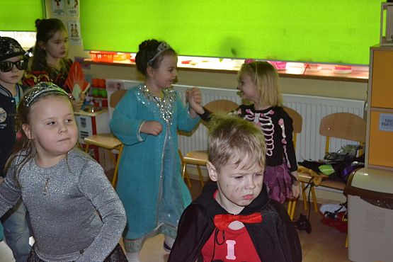 Grafika #35: ,,Dziś w przedszkolu piękny bal, bal wspaniały na sto par (…)