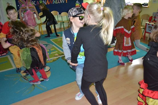 Grafika #37: ,,Dziś w przedszkolu piękny bal, bal wspaniały na sto par (…)