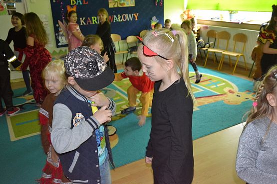 Grafika #38: ,,Dziś w przedszkolu piękny bal, bal wspaniały na sto par (…)