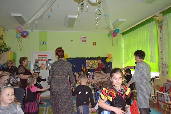 Grafika #39: ,,Dziś w przedszkolu piękny bal, bal wspaniały na sto par (…)