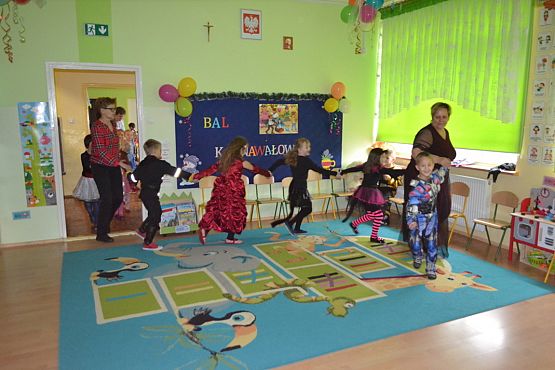 Grafika #42: ,,Dziś w przedszkolu piękny bal, bal wspaniały na sto par (…)