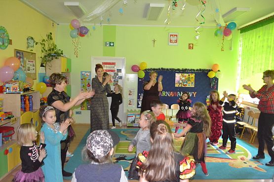 Grafika #45: ,,Dziś w przedszkolu piękny bal, bal wspaniały na sto par (…)