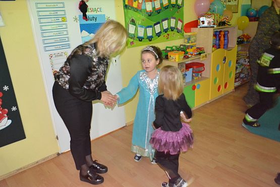 Grafika #47: ,,Dziś w przedszkolu piękny bal, bal wspaniały na sto par (…)