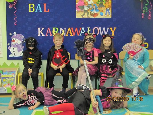 Grafika #73: ,,Dziś w przedszkolu piękny bal, bal wspaniały na sto par (…)