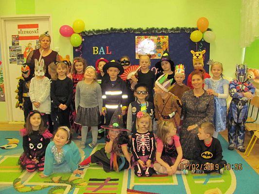 Grafika #77: ,,Dziś w przedszkolu piękny bal, bal wspaniały na sto par (…)