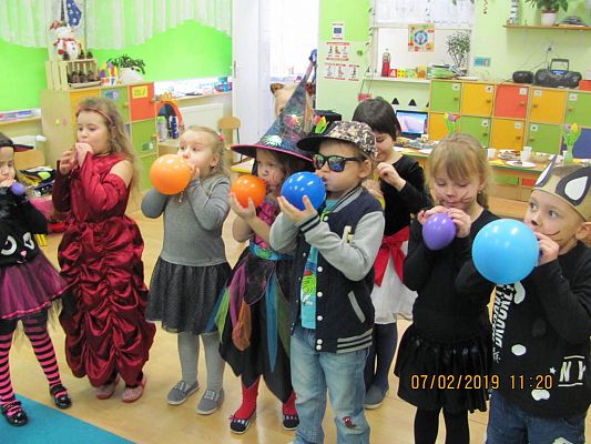 Grafika #79: ,,Dziś w przedszkolu piękny bal, bal wspaniały na sto par (…)