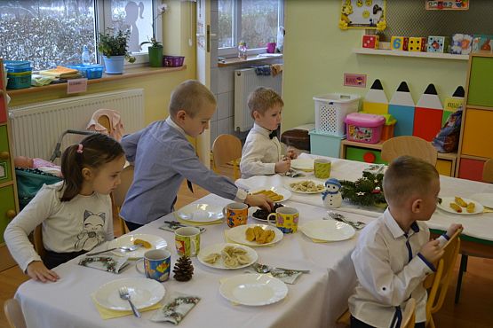 Grafika #24: Wigilia w grupie Biedronek i spotkanie z Mikołajem