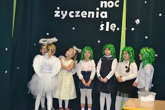 Grafika #1: I jak co rok stoję przy oknie i w cichą noc życzenia ślę…