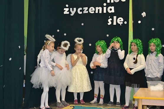 Grafika #2: I jak co rok stoję przy oknie i w cichą noc życzenia ślę…