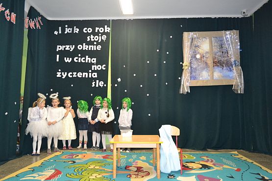 Grafika #3: I jak co rok stoję przy oknie i w cichą noc życzenia ślę…