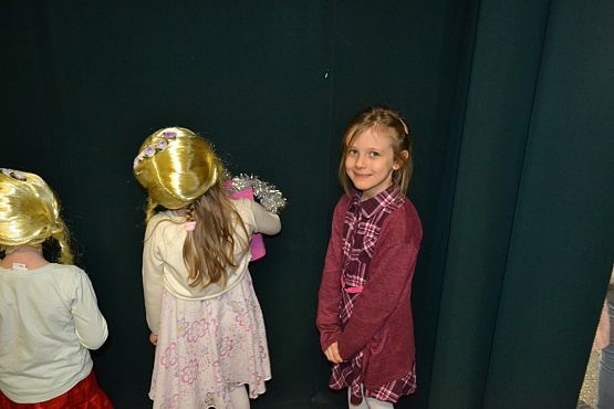 Grafika #4: I jak co rok stoję przy oknie i w cichą noc życzenia ślę…