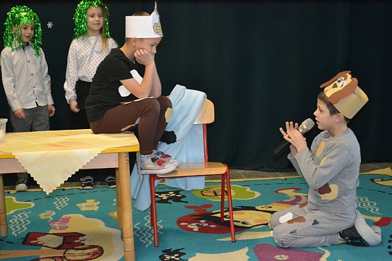 Grafika #8: I jak co rok stoję przy oknie i w cichą noc życzenia ślę…