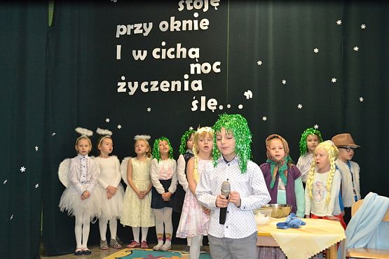 Grafika #12: I jak co rok stoję przy oknie i w cichą noc życzenia ślę…