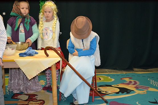 Grafika #13: I jak co rok stoję przy oknie i w cichą noc życzenia ślę…